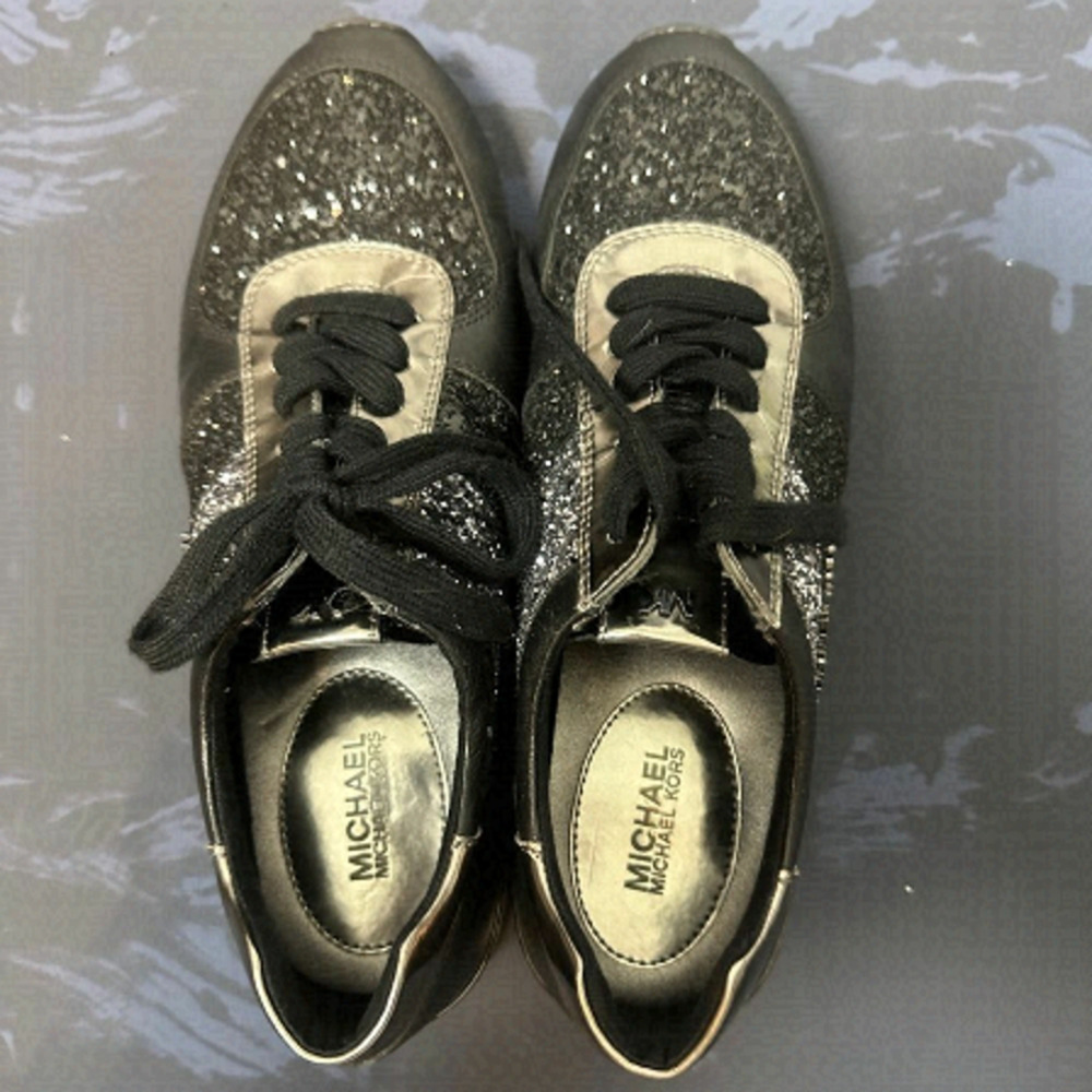 Nwot Michael Kors leather shoes size 9.5, 1 inch heel lift